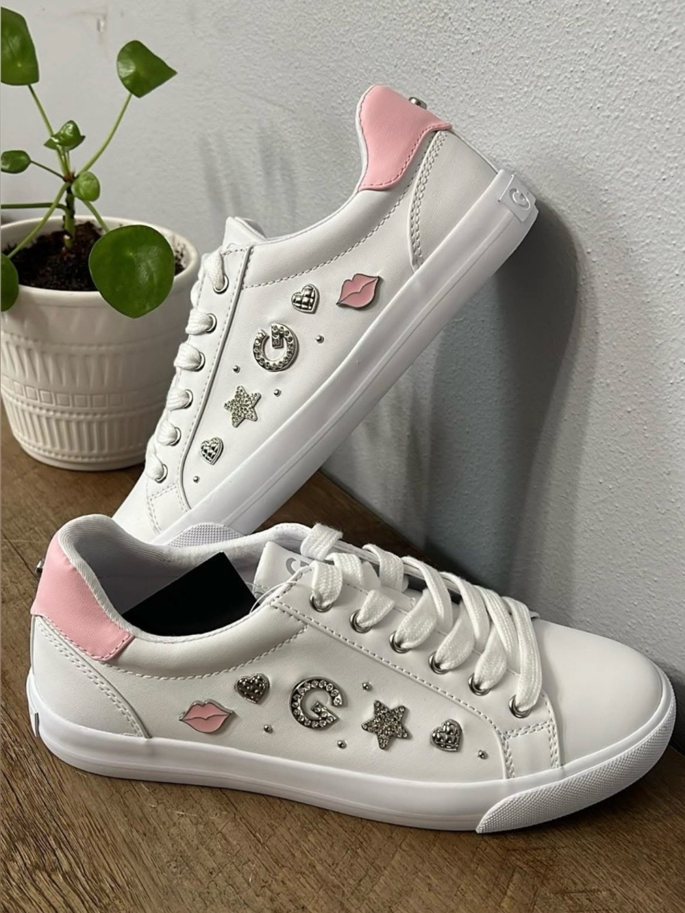 GBG Los Angeles by GUESS White Pink Charm Sneakers SZ 9 NEW!